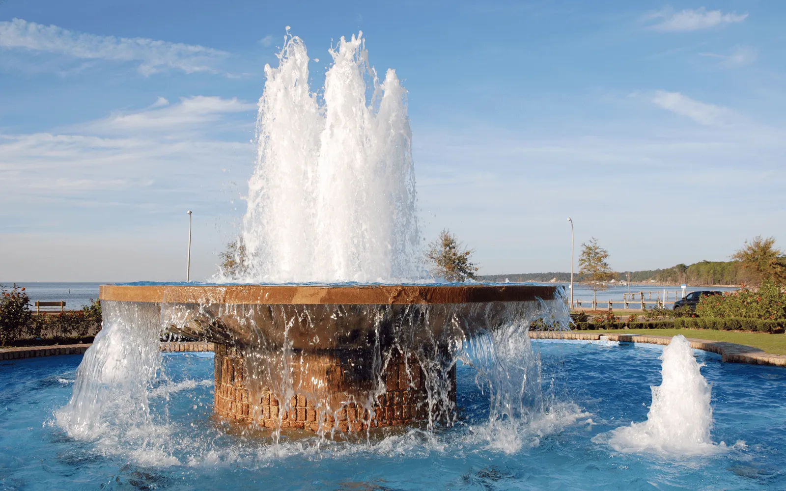 Fountain near the Fairhope Pier with Mobile Bay in the background, home of Bay Windows&rsquo; window cleaning service in Fairhope, AL.